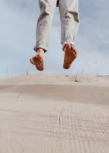Springende Füße im Sand